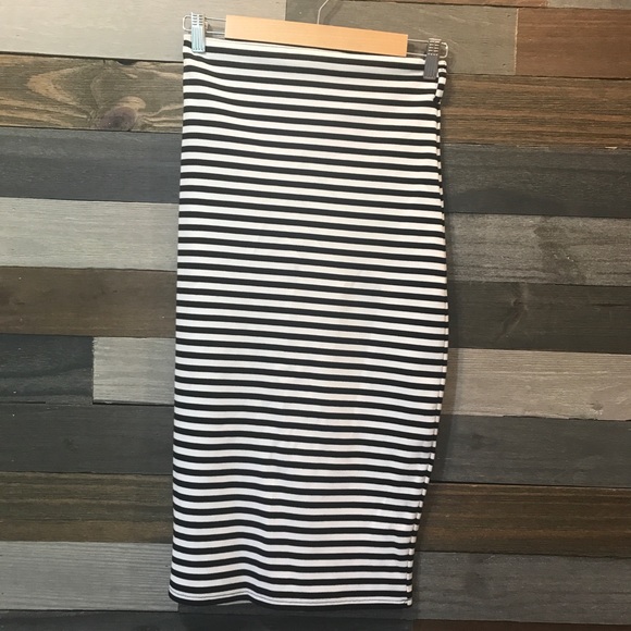 Dresses & Skirts - 🌟 Black & White Striped Pencil Skirt NWT